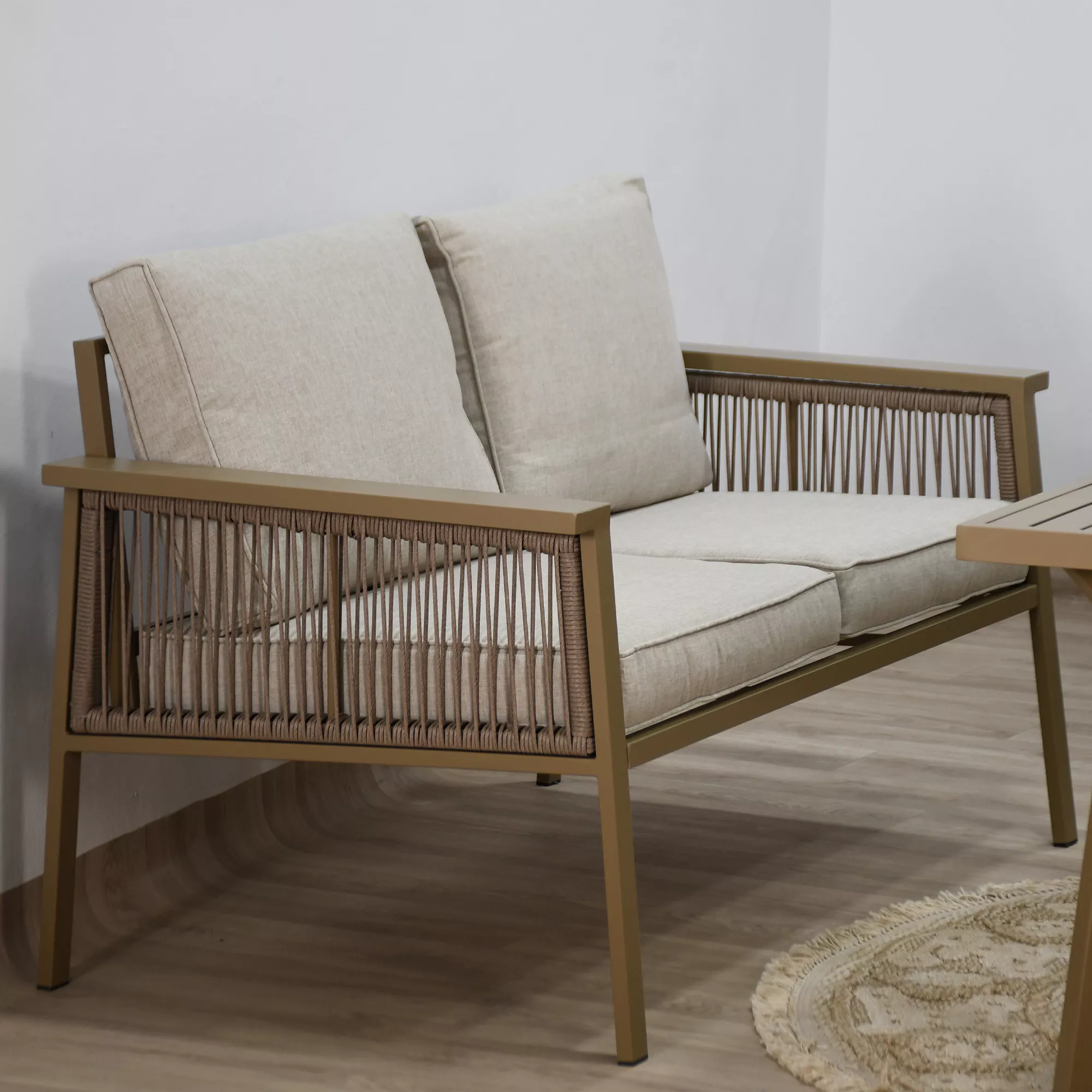 طقم جلوس خارجي بيج مع طاولة متينة