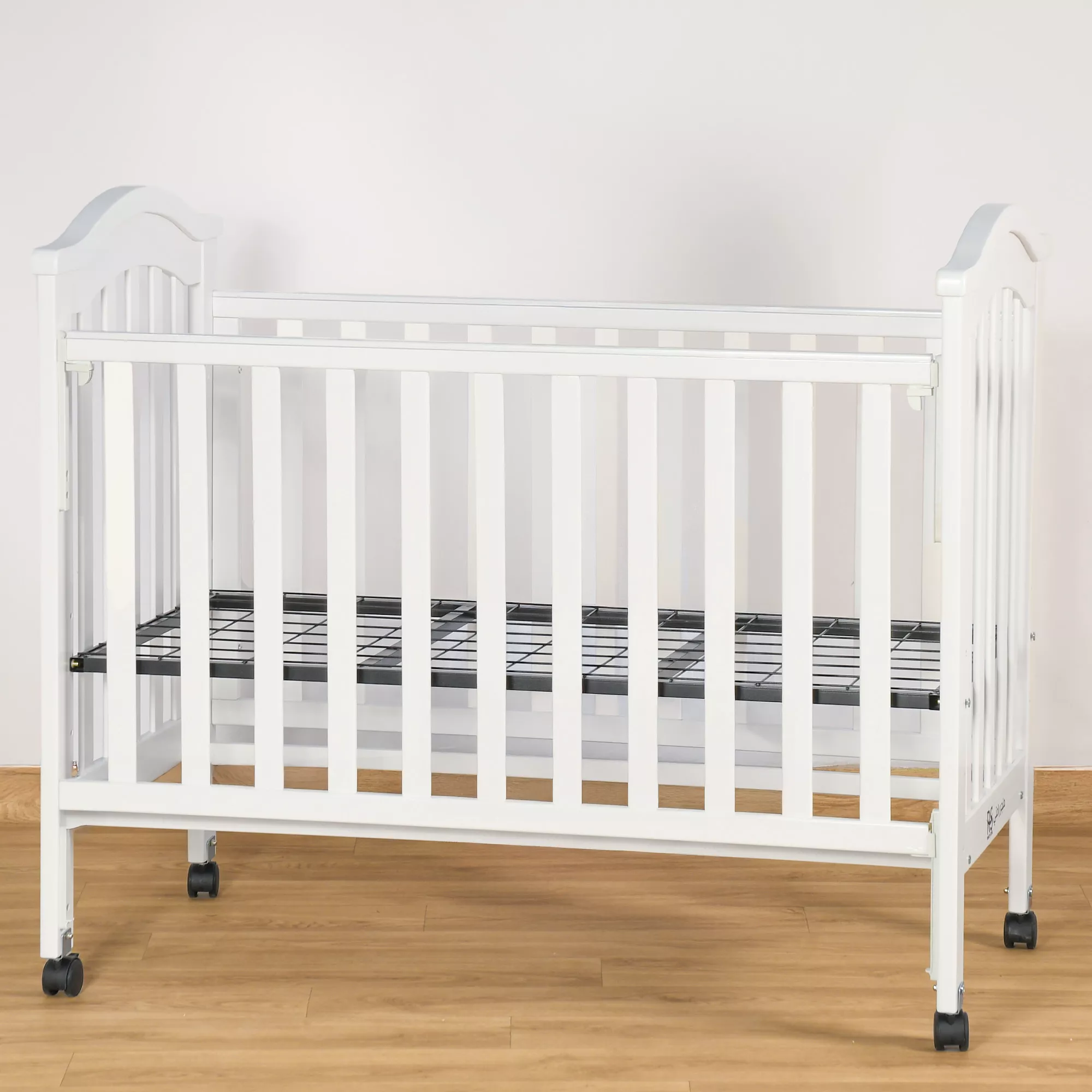 سرير مواليد قابل لتعديل الارتفاع