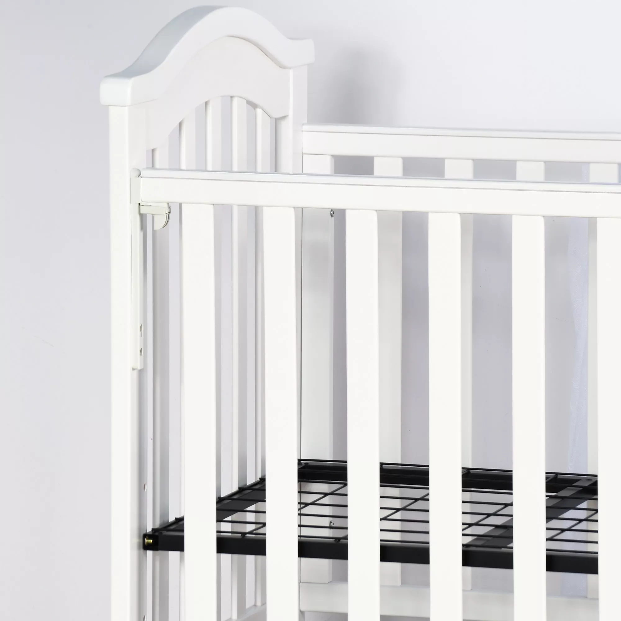 مهد أطفال خشبي مع باب جانبي