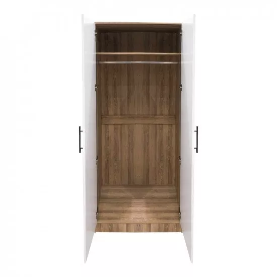 دولاب ملابس خشبي بمساحة تخزين عملية